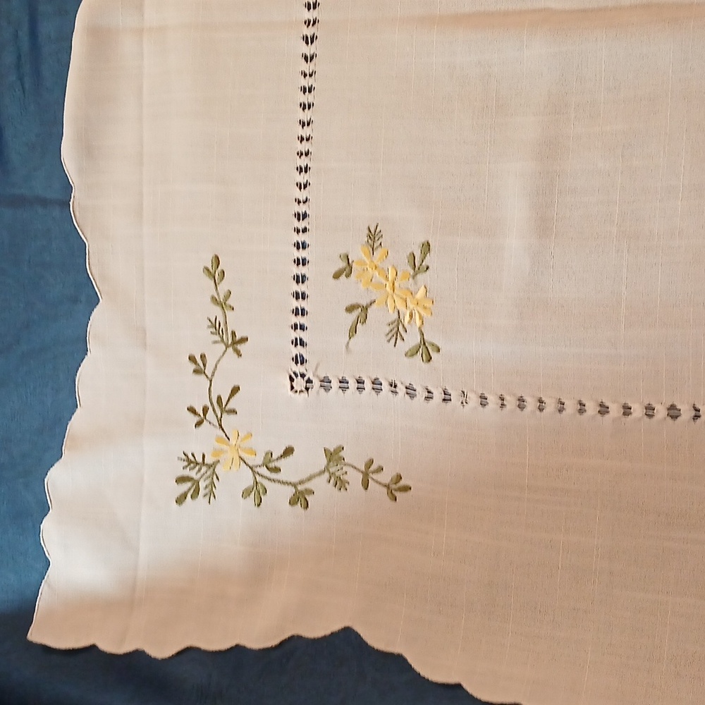 Embroidered Tablecloth - Picture 4 of 7